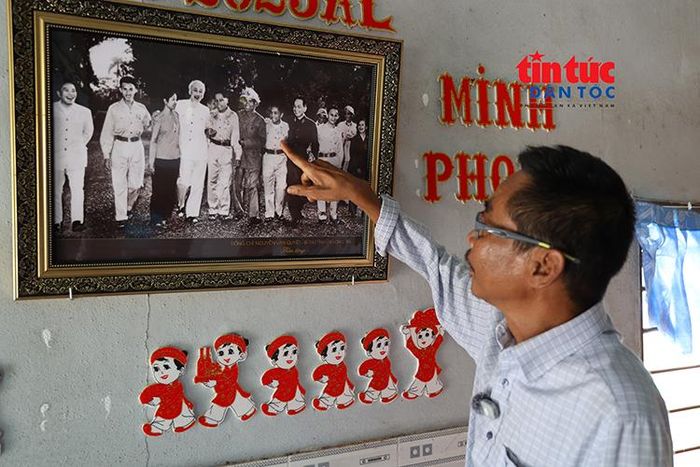 Ông Huỳnh Văn Nhờ (60 tuổi) tự hào, chỉ tay vào vị trí cha mình được chụp hình chung với Chủ tịch Hồ Chí Minh và Đại tướng Võ Nguyên Giáp trong lần ra Bắc.