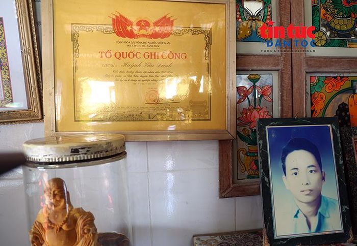 Bằng Tổ quốc ghi công của liệt sĩ Huỳnh Văn Đảnh, nguyên Tiểu đoàn trưởng Quân đội nhân dân Việt Nam, được gia đình gìn giữ, treo trang trọng trong ngôi nhà.