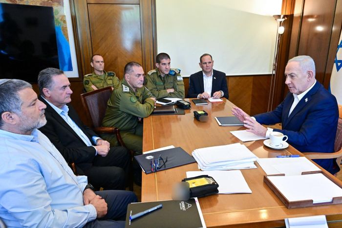 Thủ tướng Israel B. Netanyahu tiến hành cuộc gặp với các quan chức an ninh sau loạt vụ đụng độ ở Bờ Tây. Ảnh: GPO