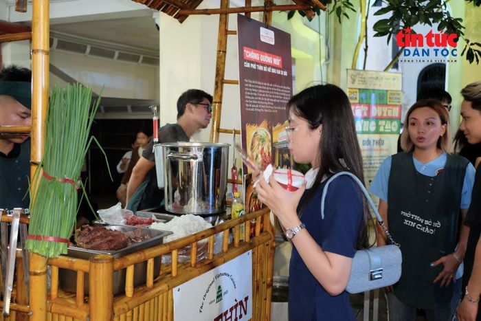 Giữa nhiều sự lựa chọn, phở luôn có một chỗ đứng vững chắc trong lòng người dân và du khách.