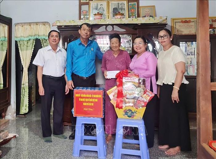 Đoàn công tác của thành phố Cần Thơ thăm hỏi và trao quà cho Mẹ Việt Nam Anh hùng Trương Thị Thi (94 tuổi, khu vực Tân Thành). Ảnh: TTXVN phát