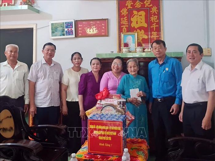 Đoàn công tác của thành phố Cần Thơ thăm hỏi và trao quà cho Mẹ Việt Nam Anh hùng Lâm Thị Chính (92 tuổi, khu vực Giầy Lăng). Ảnh: TTXVN phát