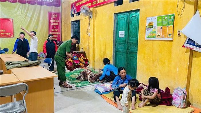 Công an xã Mường Khương, Lào Cai bố trí nơi ở tạm thời, bảo đảm an toàn cho các hộ dân sau khi di dời khỏi khu vực nguy hiểm. Ảnh: TTXVN phát