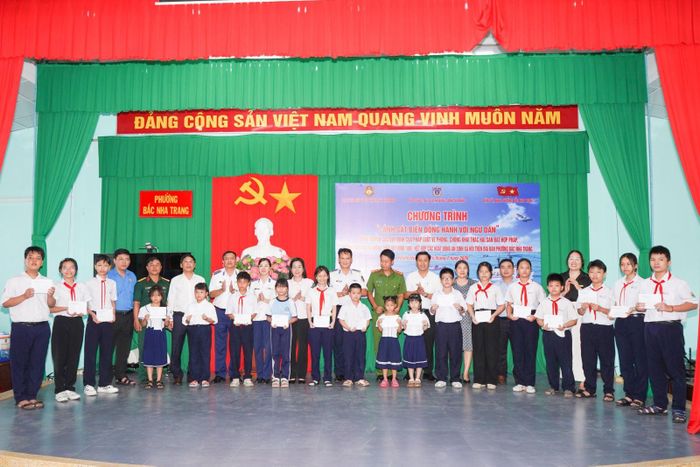 Tặng quà cho các em học sinh có hoàn cảnh khó khăn.
