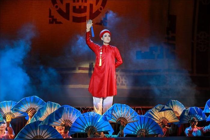 Chương trình như một bức tranh nhiều lớp về con người, tâm hồn và đời sống Việt Nam được thể hiện bằng ngôn ngữ chèo. Ảnh: Khánh Hòa/TTXVN