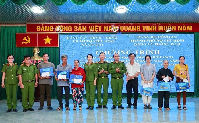 Đoàn trao quà cho 6 gia đình chính sách trên địa bàn xã Củ Chi.
