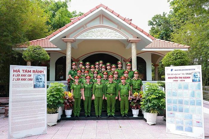 Đoàn dâng hương, dâng hoa tại Nhà tưởng niệm Mẹ Việt Nam Anh hùng Nguyễn Thị Rành (xã Tân An Hội).