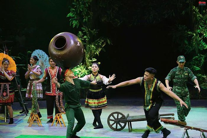 Tiết mục tung hứng kết hợp múa dân gian mang đậm bản sắc văn hóa các dân tộc vùng biên.