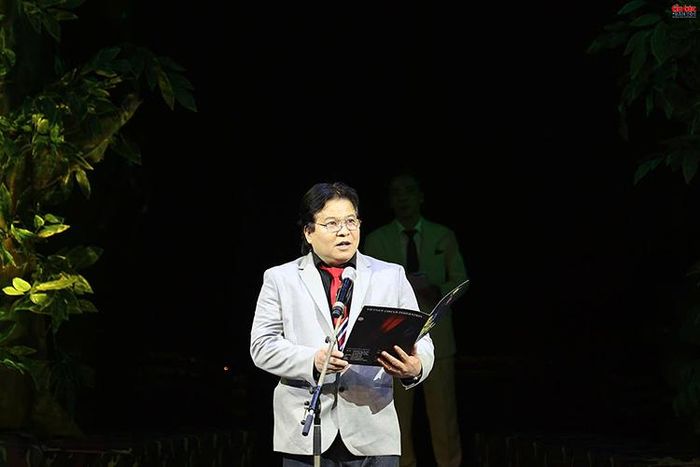 NSND Tống Toàn Thắng, Giám đốc Liên đoàn Xiếc Việt Nam phát biểu khai mạc chương trình nghệ thuật "Đi cùng năm tháng" số 8 với chủ đề "Vó ngựa biên cương".