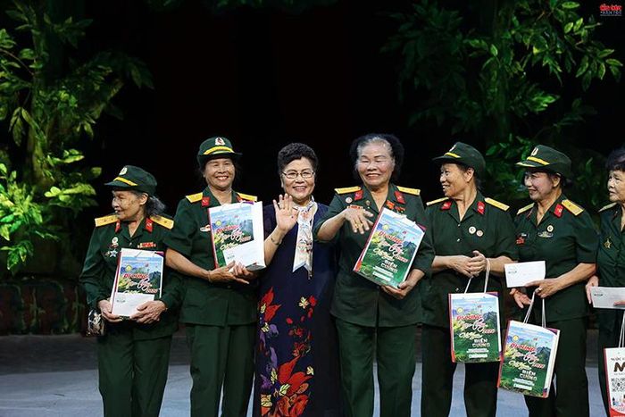 Ban Tổ chức trao quà tri ân tới các cựu chiến binh, thương binh, bệnh binh và người có công với cách mạng nhân dịp kỷ niệm 79 năm Ngày Thương binh - Liệt sĩ.