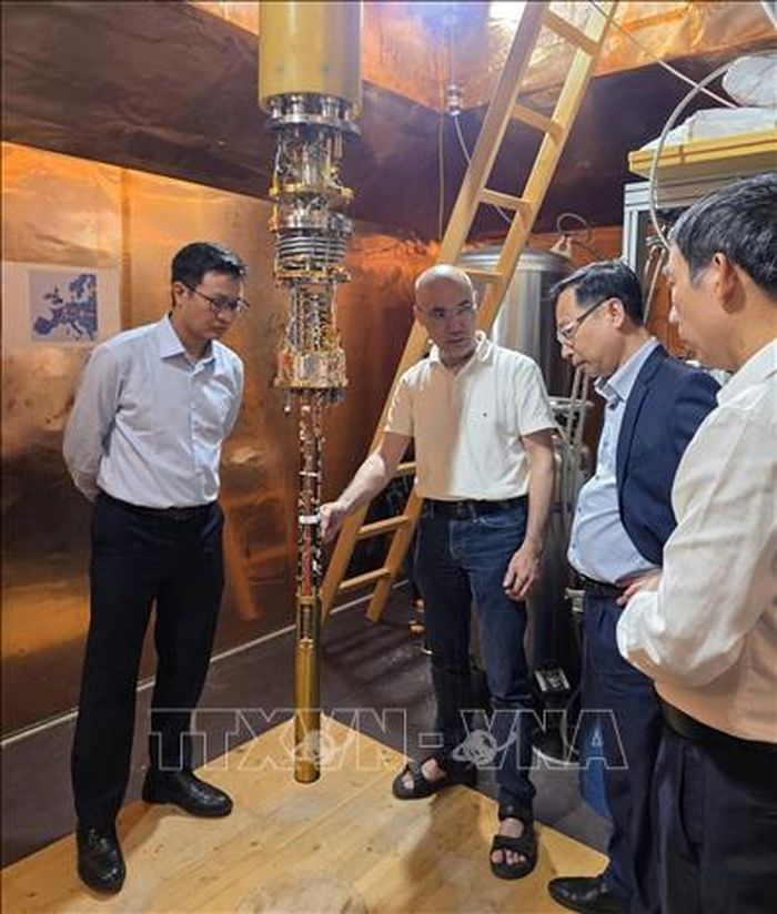 Đoàn công tác đã có cuộc gặp gỡ với TS. Nguyễn Duy Hà (thứ 2 từ trái sang), chuyên gia Việt kiều trong lĩnh vực vật lý lượng tử tại Viện Vật lý chất. Ảnh: TTXVN phát