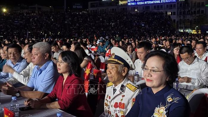 Phó Thủ tướng Phạm Thị Thanh Trà cùng các đại biểu tham dự Chương trình nghệ thuật đặc biệt "Mãi mãi tuổi 20".