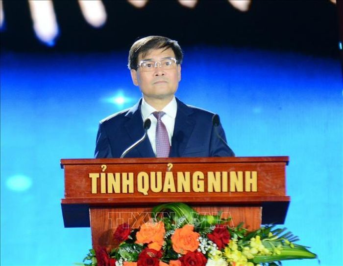 Chủ tịch UBND tỉnh Quảng Ninh Bùi Văn Khắng phát biểu khai mạc Chương trình nghệ thuật đặc biệt "Mãi mãi tuổi 20".