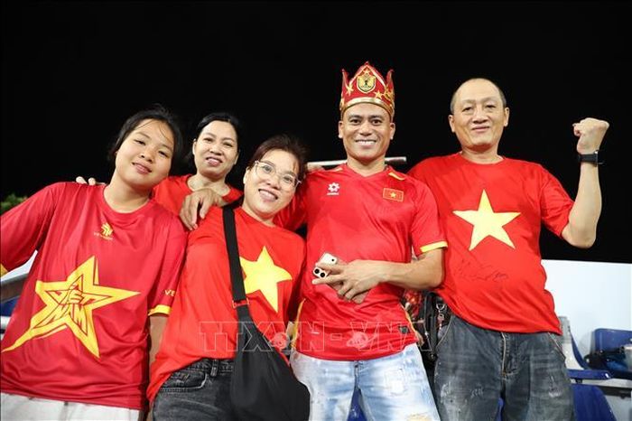Anh Trần Đình Duy (thứ hai từ phải sang) - cổ động viên "ruột" đồng hành với đội tuyển bóng đá Việt Nam nhiều năm qua. Ảnh: Đỗ Sinh/PV TTXVN tại Thái Lan