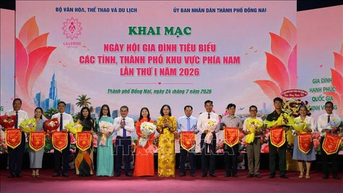 Trao hoa cho đại diện các gia đình tham gia Ngày hội.