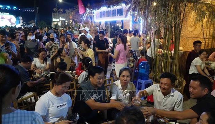 Người dân và du khách cùng thưởng thức các món ăn từ don tại lễ hội.