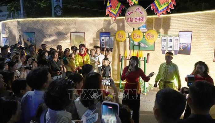 Bên cạnh thưởng thức don, du khách còn được đắm mình vào các trò chơi dân gian tại lễ hội.