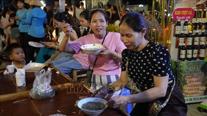 Người dân và du khách cùng thưởng thức các món ăn từ don tại lễ hội.
