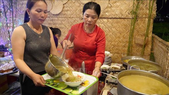 Don được chế biến trực tiếp tại quầy giúp thực khách thưởng thức đầy đủ hương vị của món ăn.