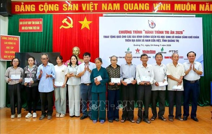 Trao quà cho các gia đình chính sách, người có công với cách mạng tại chương trình. Ảnh: TTXVN phát