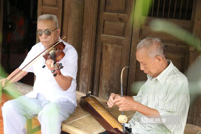 Dù không còn ánh sáng của đôi mắt, ông Khoa vẫn say sưa chơi đàn bằng tất cả ngọn lửa đam mê và một tâm hồn lạc quan phơi phới.