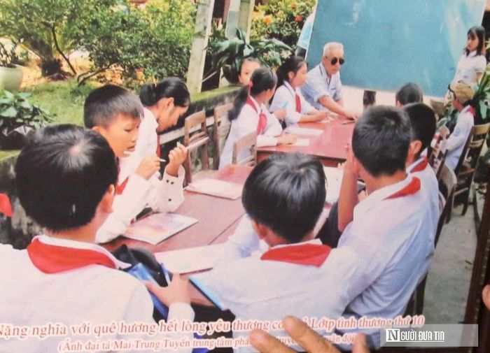 Bức ảnh lưu niệm lớp học tình thương khóa 10 do Đại tá Mai Trung Tuyến trao tặng được thương binh Nguyễn Đăng Khoa gìn giữ và trân trọng đặt ở vị trí trang trọng nhất trong ngôi nhà.. 