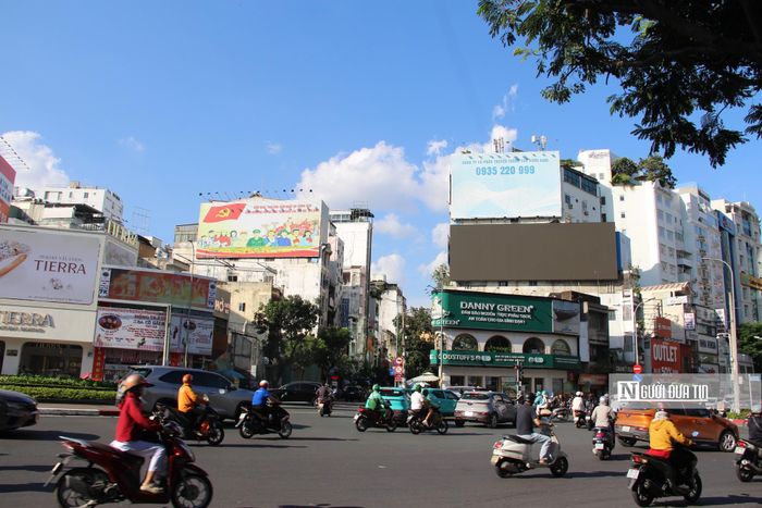 Đại diện Hội Môi giới Bất động sản Việt Nam cho biết, thị trường cho thuê mặt bằng đang có nghịch lý. Trong khi mặt bằng tại các khu trung tâm tăng giá nhưng vẫn có nhiều người thuê, thì tại các tuyến phố nhỏ dù giảm giá mạnh vẫn đỏ mắt tìm khách. Lý giải cho nghịch lý này, chuyên gia nhận định các doanh nghiệp lớn săn đón các mặt bằng tại "đất vàng", chấp nhận bỏ số tiền lớn để vừa quảng bá thương hiệu, vừa bán hàng. Đồng thời nhóm khách hàng này có xu hướng co cụm, tái cấu trúc thay vì mở rộng ồ ạt ra các tuyến phố nhỏ như trước đây. (Ảnh chụp tại vòng Xoay Phù Đổng, quận 1 cũ, Tp.HCM).
