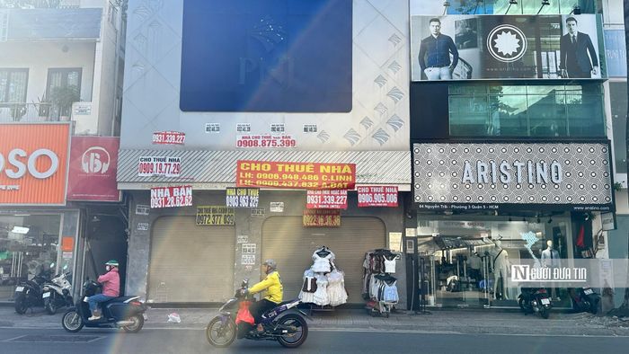 Cũng theo anh Nghĩa, do thay đổi của xu hướng thị trường, nên thực tế các cửa hàng nhỏ, hoặc các shop kinh doanh online vẫn dễ dàng tiếp cận được với khách hàng mà không tốn tiền thuê mặt bằng. Trong khi các chủ mặt bằng vẫn "neo" giá cho thuê ở mức cao, không linh hoạt giảm giá dù thực tế lượng khách mua hàng trực tiếp giảm mạnh, nên xảy ra tình trạng trả mặt bằng hàng loạt.
