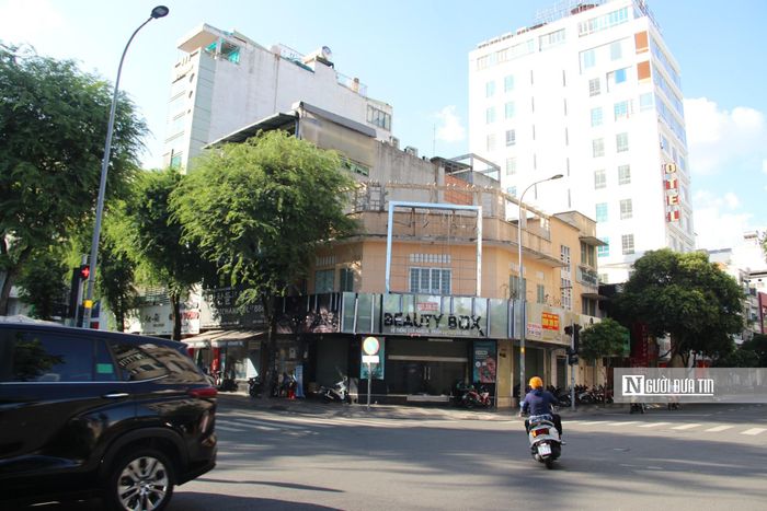 Không chỉ các mặt bằng nhỏ bỏ trống, thực tế nhiều mặt bằng tại các khu trung tâm tâm Tp.HCM, đặc biệt là các mặt bằng tại các ngã tư lớn vẫn trong tình trạng ế khách thuê. Cụ thể, nhiều mặt bằng tại ngã tư Tôn Thất Tùng – Nguyễn Trãi dù rao cho thuê nhiều tháng vẫn bỏ trống. Hay mặt bằng tại góc Lý Tự Trọng – Pasteur dù bỏ trống hơn 1 năm nay không chưa cho thuê được. Đây đều là những mặt bằng nằm ở vị trí đắc địa, diện tích lớn nhưng không thể cho thuê được. Không những tại khu vực trung tâm, thực tế tại các tuyến phố khác như Phan Đình Phùng (quận Phú Nhuận cũ), Hai Bà Trưng (quận 3 cũ); 3 tháng 2 (quận 10 cũ); Hồng Bàng (quận 5 cũ), Hậu Giang (quận 6 cũ)… cũng ghi nhận tình trạng mặt bằng có diện tích lớn luôn trong tình trạng bỏ trống.