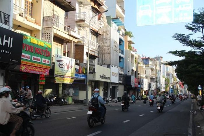 Tuyến phố đồ cưới Hồ Văn Huê chỉ dài khoảng 1km, trước đây tập trung gần như 95% các tiệm, studio cung cấp dịch vụ cưới hỏi, thì nay nhiều chủ mặt bằng chuyển hướng, cho thuê kinh doanh nhiều ngành nghề khác nhau. Đáng nói, có hơn 20 mặt bằng tại phố đồ cưới này bỏ trống, dù đây là các mặt bằng nằm ở vị trí đắc địa.