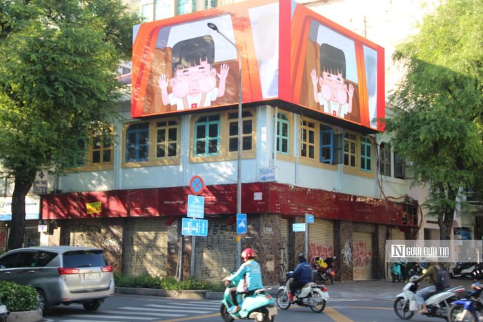 Chị Trần Lê Hải Yến (chuyên viên môi giới cho thuê bất động sản tại Công ty CP Kinh Doanh BĐS GP) cho rằng, thực tế giá thuê các mặt bằng có diện tích lớn đã giảm nhưng vẫn chiếm tỷ lệ lớn trong tổng chi phí vận hành của doanh nghiệp nên dẫn đến tình trạng ế ẩm kéo dài. Ngoài ra, chủ các mặt bằng có diện tích lớn ưu tiên các thương hiệu lớn, trong khi thực tế có nhiều doanh nghiệp vừa vẫn có thể thuê thời gian dài nên không tìm kiếm tiếng nói chung giữa chủ mặt bằng và khách thuê. (Trong ảnh là mặt bằng góc Lý Tự Trọng – Pasteur không có khách thuê hơn 1 năm nay).