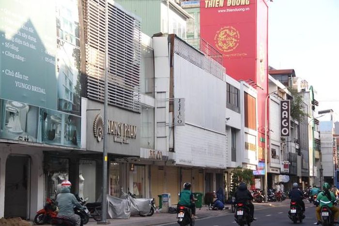 Trong khi đó, anh Lê Văn M., đại diện một cửa hàng đang thuê trên phố Hồ Văn Huê cho rằng, chi phí trả cho tiền thuê mặt bằng tại đây rơi vào khoảng 25 – 45 triệu đồng/tháng, có nơi còn cao hơn. Cộng với các chi phí liên quan khác, có mặt bằng phải chi trả các chi phí cố định lên tới hơn 80 triệu đồng/tháng. "Với chi phí này, nếu những cửa hàng kinh doanh lâu đời, có chiến lược kinh doanh rõ ràng thì mới trụ lại được. Còn các cửa hàng kinh doanh nhỏ, mới làm thì không thể cạnh tranh được và phải rời đi là tất yếu, đó có thể là lý do khiến mặt bằng tại tuyến phố Hồ Văn Huê không cho thuê được hoặc phải chuyển sang cho thuê kinh doanh các ngành hàng khác", anh M. nói.