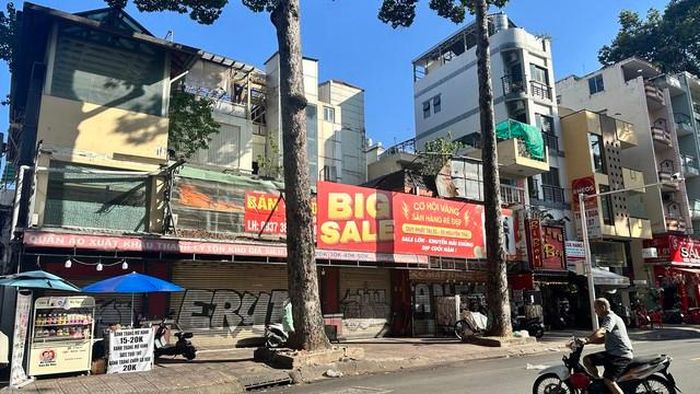 Theo anh Nguyễn Văn Nghĩa (chủ một cửa hàng thời trang trên phố Nguyễn Trãi), xu hướng khách mua hàng hiện nay thường tìm kiếm mẫu mã, xem đánh giá và mua hàng online trên các sàn thương mại điện tử hoặc thông qua các trang mạng xã hội. "Những khách hàng khó chọn đồ, kỹ tính hoặc cần mua các mặt hàng có giá trị cao mới trực tiếp đến cửa hàng", anh Nghĩa nói.