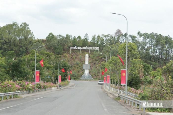 Ngã ba Đồng Lộc thuộc xã Đồng Lộc, tỉnh Hà Tĩnh nằm trên đường Hồ Chí Minh, là giao điểm của Quốc lộ 15A và Tỉnh lộ 2 đoạn qua Hà Tĩnh. Những năm chiến tranh, nơi đây được xem là huyết mạch giao thông quan trọng để hậu phương chi viện sức người, sức của cho miền Nam.