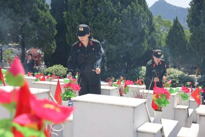 Cán bộ Bộ Tư lệnh CSCĐ thành kính dâng lên các Anh hùng liệt sĩ những nén hương bày tỏ lòng biết ơn và sự kính trọng (Nguồn: Bộ Tư lệnh CSCĐ).