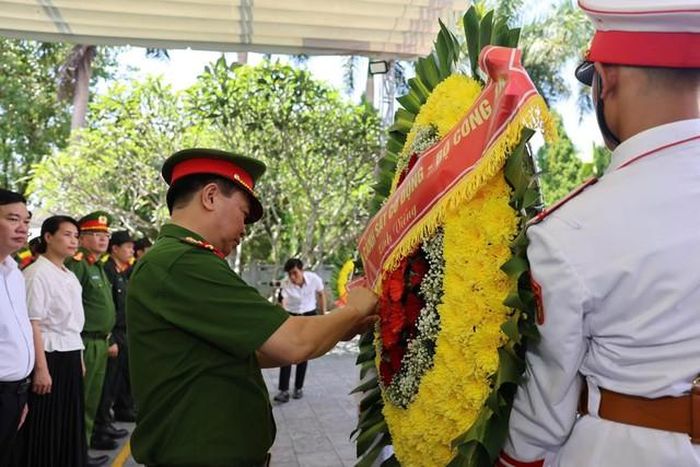 Đại tá Đỗ Tiến Thùy - Phó Tư lệnh Bộ Tư lệnh CSCĐ tại lễ dâng hương (Nguồn: Bộ Tư lệnh CSCĐ).