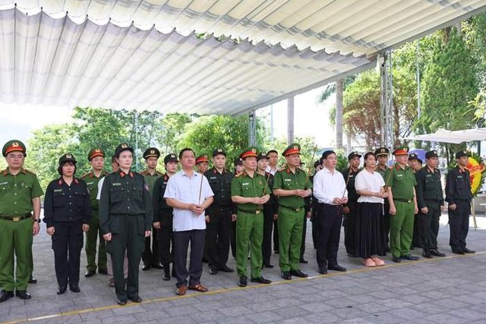 Đoàn công tác Bộ Tư lệnh CSCĐ đã tổ chức lễ dâng hương, dâng hoa tưởng niệm các Anh hùng liệt sĩ tại Nghĩa trang Liệt sĩ quốc gia Vị Xuyên (Nguồn: Bộ Tư lệnh CSCĐ).