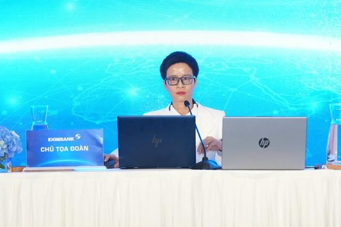 Chủ tịch HĐQT Eximbank Phạm Thị Huyền Trang trả lời cổ đông tại Đại hội.