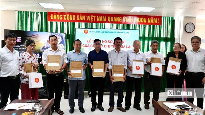 Trung tâm lưu trữ trao kỷ vật cho 10 gia đình trong sáng 24/7