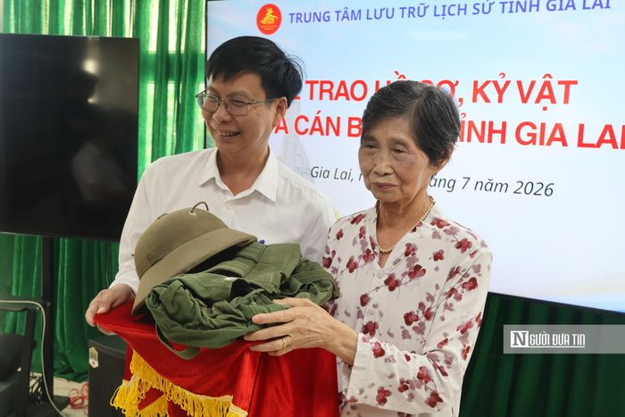 Bà Thái Thị Thự xúc động nhận lại kỷ vật của cha sau 70 năm