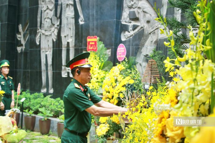 Luật gia Trần Đức Long - Chủ tịch Hội Cựu chiến binh cơ quan Trung ương Hội Luật gia Việt Nam dâng hương tưởng nhớ các anh hùng cách mạng tại Nhà tù Hỏa Lò.