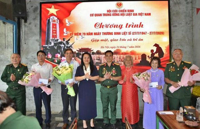 Lãnh đạo Hội cựu chiến binh cơ quan Trung ương Hội Luật gia Việt Nam trao quà tri ân tới các thương binh, thân nhân các gia đình liệt sĩ.