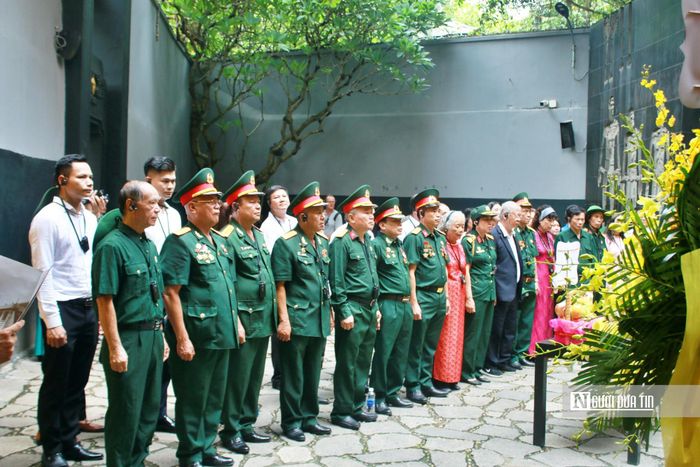 Đoàn dành phút mặc niệm tưởng nhớ các chiến sĩ cách mạng đã thể hiện tinh thần kiên trung bất khuất nơi nhà tù.