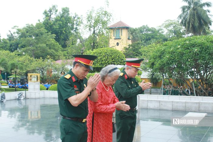 Trong không khí trang nghiêm, đoàn thành kính tưởng niệm tới các anh hùng liệt sĩ. 