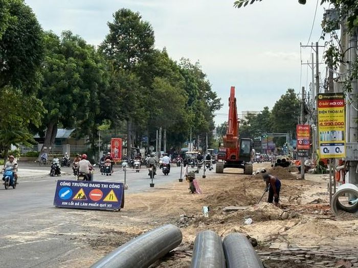 Các đơn vị thi công vỉa hè đường Trần Hưng Đạo, phường Phan Thiết.