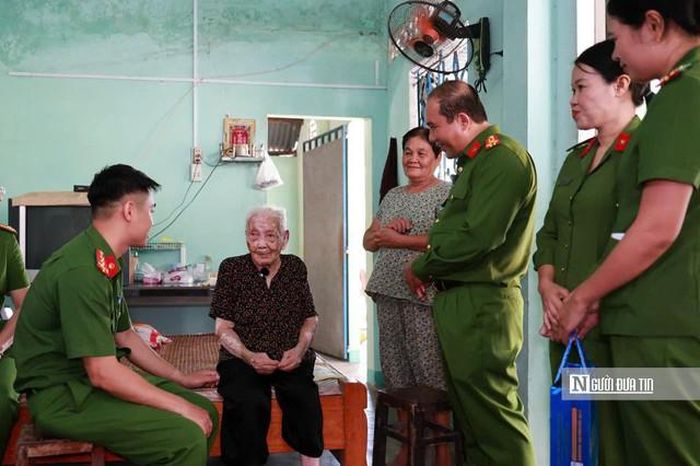 Đoàn đến thăm, tặng quà Mẹ Việt Nam Anh hùng Nguyễn Thị Phái tại xã An Nhơn Tây.