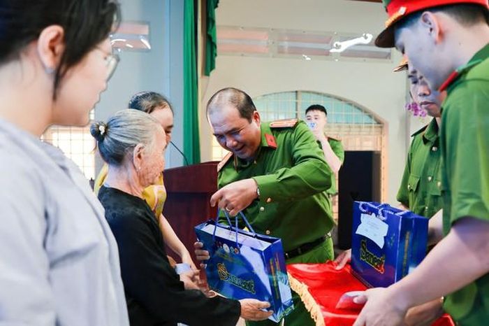 Thượng tá Lâm Hồng Vũ, Phó Bí thư Đảng ủy, Phó Trưởng Phòng PC10 trao quà cho các gia đình liệt sĩ.