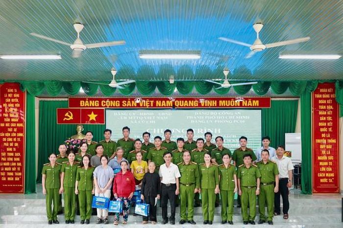 Đoàn trao quà cho 6 gia đình chính sách trên địa bàn xã Củ Chi.