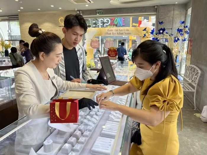 Khách hàng mua sắm tại cửa hàng PNJ. Ảnh: PNJ.