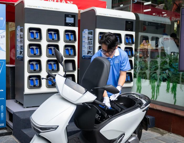 Các hãng xe đang đẩy mạnh đầu tư trạm đổi pin, hạ tầng được xem là yếu tố quan trọng để mở rộng sức hút của xe máy điện. Ảnh: Honda.